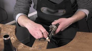 ein Handwerker, der eine alte Klarinette repariert video