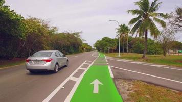 piste cyclable de sécurité peinte en vert video