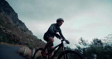 Seitenaufnahme des Radfahrers in Bewegung Silhouette video