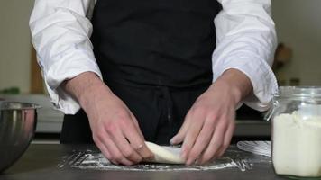 mains, cuisson de la pâte avec rouleau à pâtisserie video