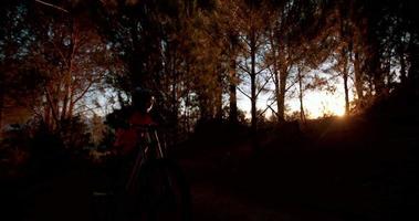 mountainbiker som skjuter sin cykel över ojämn terräng video