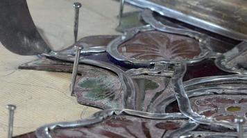 Ein Glasermeister baute Glasmalerei um video