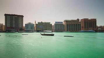 giornata di sole deira dubai città acqua barca parcheggio 4k lasso di tempo Emirati Arabi Uniti