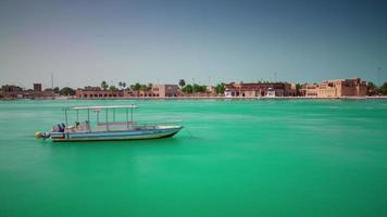 giornata di sole dubai città deira distretto baia barca parcheggio 4k lasso di tempo Emirati Arabi Uniti