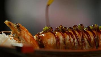 rolos de sushi com camarão. video