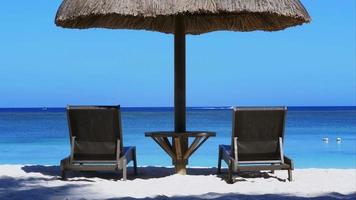 4 k perfecte vakantie ansichtkaart - uitzicht op de oceaan met 2 ligstoelen