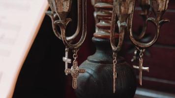 candelabros antiguos con cruces video