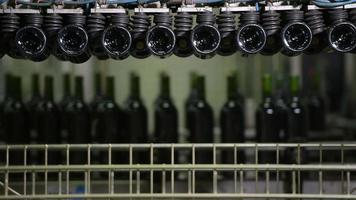 Weinflaschen in einem Weinabfüllfabrik-Roboter in Aktion