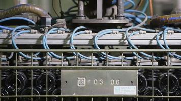 Bouteilles de vin dans une usine de mise en bouteille de vin-robot en action video