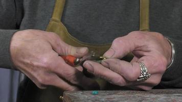 un bijoutier crée un bracelet