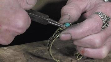 Ein Juwelier kreiert ein Armband