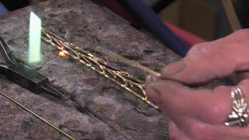 en juvelerare skapar ett armband video
