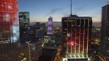 Luftdrohnenvideo der Innenstadt von Miami in der Abenddämmerung video