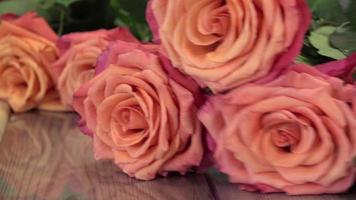 uma florista fabrica um buquê de rosas