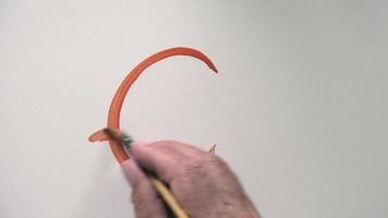 simbolo dell'euro di scrittura a mano umana con guazzo arancione video