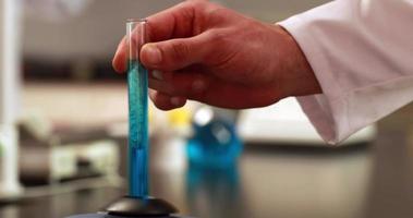 cientista misturando tubo de ensaio com centrífuga