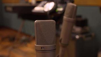 dois microfones de estúdio video