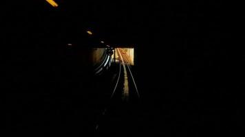 o túnel do trem skytrain abre para a luz do dia e vista da cidade video