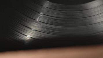 recht panning op close-up van vinyl record spinnen op speler video