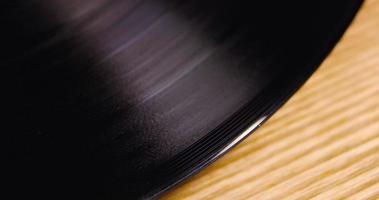 close-up gedeelte van een vinylplaat die draait op een draaitafel, geschoten op r3d
