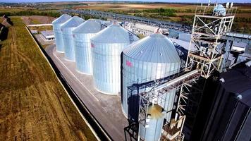 vue aérienne de grands silos à grains