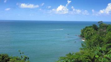 vista dall'alto del paesaggio marino con motoscafo che accelera attraverso il mare, Trinidad, Trinidad e Tobago
