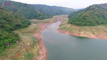vista aérea da represa de khun dan prakan chol, tailândia video