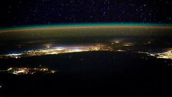Blick auf Erde und Aurora aus dem Weltraum 4k