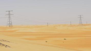 Förenade Arabemiraten varm dagsljus ökenkraft torn 4k video