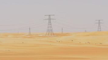 Emirati Arabi Uniti caldo giorno tempo deserto torre di potenza vista panoramica 4K video