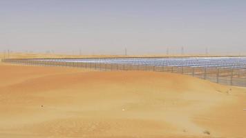 Förenade Arabemiraten dagsljus öken solkraftverk 4k video