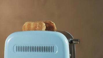 Zwei Brote springen aus einem elektrischen Toaster