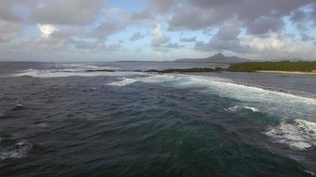 luchtfoto van de kustlijn van het eiland Mauritius video
