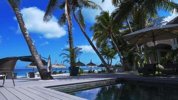 Postal de vacaciones perfecta 4k en un resort de lujo junto al mar video