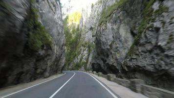 Straße in einem schmalen Pass