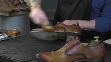 handgemaakte kleuring en verzorging van schoenen video
