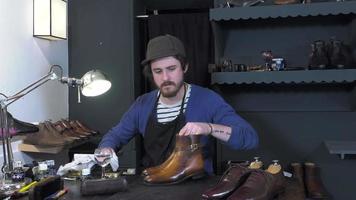 handgemaakte kleuring en verzorging van schoenen video