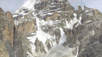 schneebedeckte Berge in den Alpen. Rauszoomen. uhd video