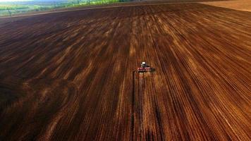 luchtfoto van tractor zaait zonnebloem