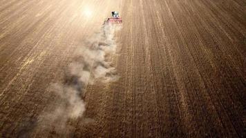 Vista aérea del tractor sembrando trigo.