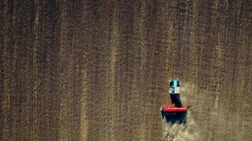 Vue aérienne du tracteur semant du blé