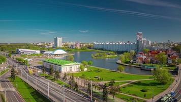Biélorussie journée ensoleillée minsk nemiga matin sur le toit panorama 4k time-lapse