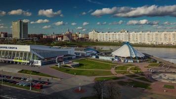 Bielorussia minsk città giorno luce traffico avenue sport palazzo panorama 4k lasso di tempo video