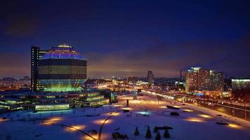 Bielorussia minsk notte luce biblioteca nazionale tetto panorama superiore 4K lasso di tempo