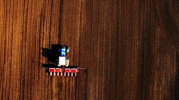 Flygfoto över traktorn sår solros