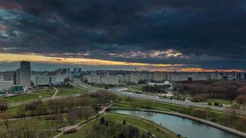 Wit-Rusland zonsondergang licht rivier baai minsk dak panorama 4 k time-lapse
