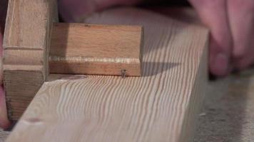 traçage et perçage d'une planche de bois