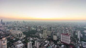 Thailandia Bangkok più alto edificio tramonto panorama di paesaggio urbano 4K lasso di tempo