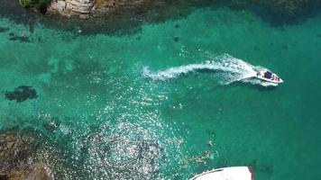 Paso elevado hecho drone de un yate navegando en la costa de Río de Janeiro. video