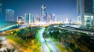 wandelen op straat time-lapse van het centrum van Dubai video